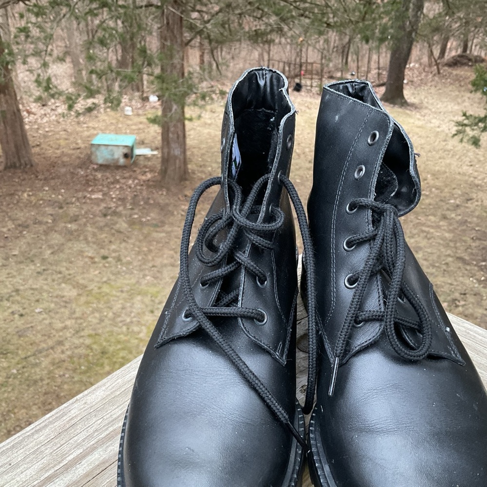 LA CANADIENNE Woman’s Black Combat Boots Lace Up Sz.11 Lug Soles